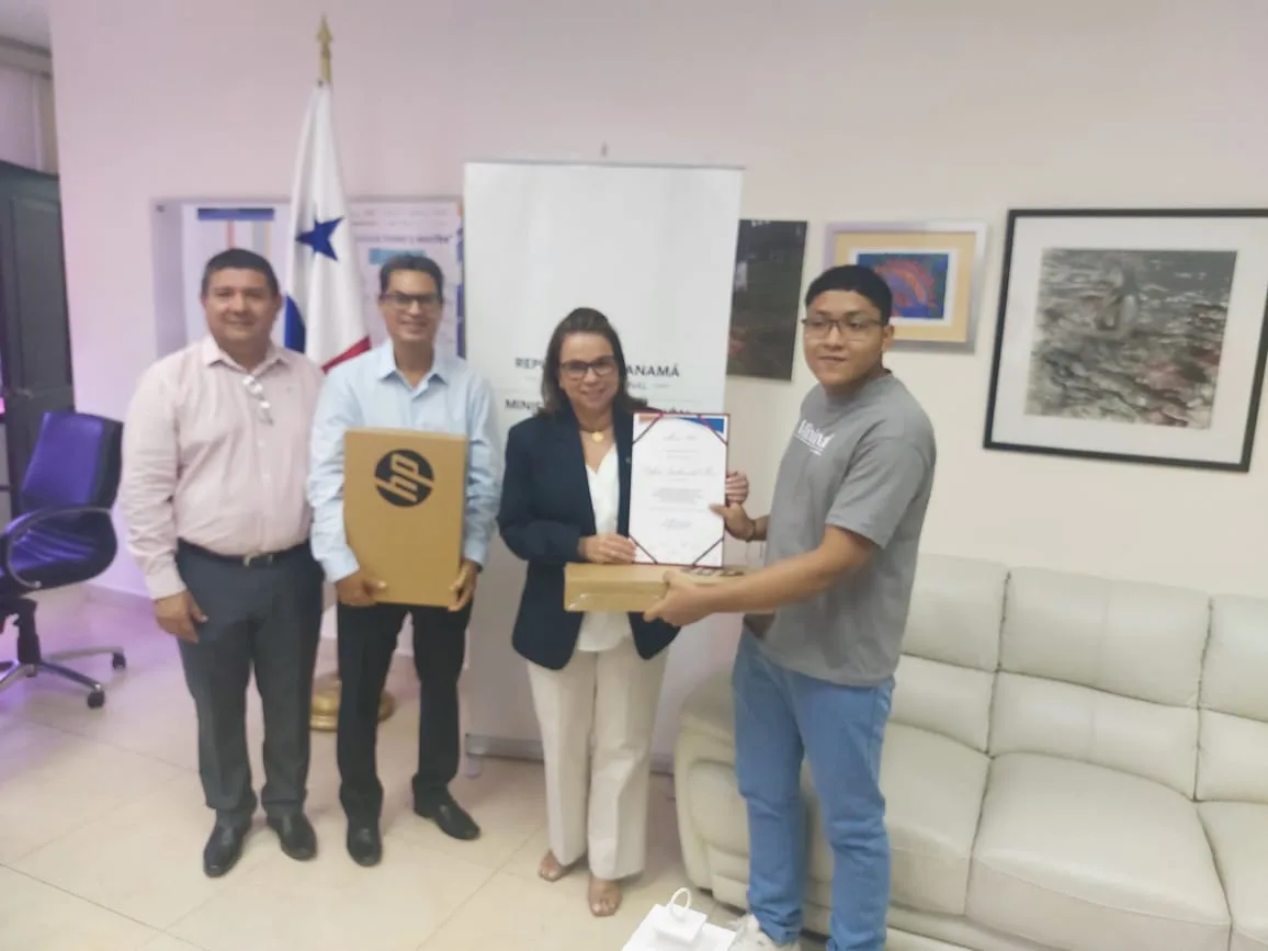 Físico  Temístocles Bernal y el Joven Dylan Quintero reciben premios por su participación en las Olimpiadas de Química en Centro América