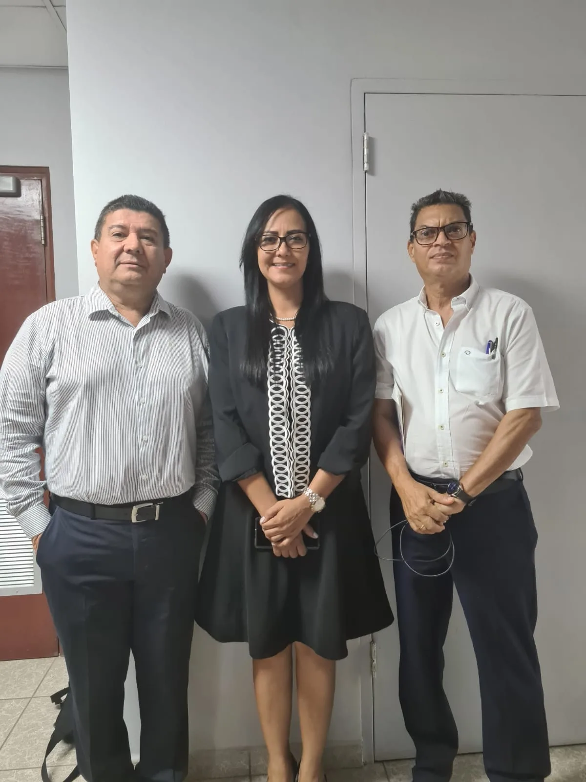 Magister Erika Frías directora del Instituto Fermin Naudeau y el subdirector técnico docente Magister Jaime Romero , asistieron para dar fe del nivel de la competencia